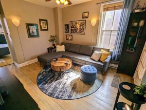 een woonkamer met een bank en een salontafel bij Bright Charming Smart Home with Relaxing Vibe in Harrisburg