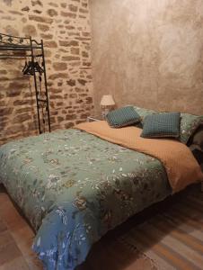 a bedroom with a bed with green sheets and pillows at Mine d'Ore in Thoste