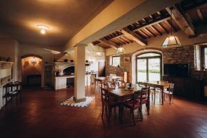 eine Küche und ein Esszimmer mit Holztischen und Stühlen in der Unterkunft Agriturismo La Dolce Vista in Poppi