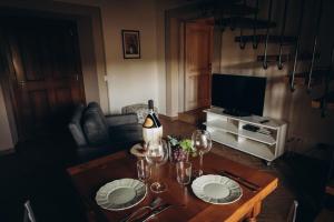 una sala de estar con una mesa con platos y copas de vino en Agriturismo La Dolce Vista, en Poppi