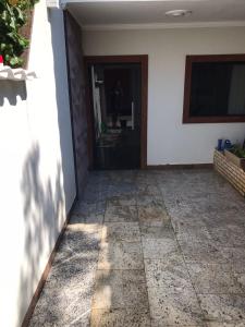 un pasillo que conduce a la puerta de una casa en Casa Iriri, en Anchieta