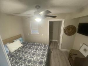 1 dormitorio con 1 cama y ventilador de techo en The karaoke palace!, en Fort Worth