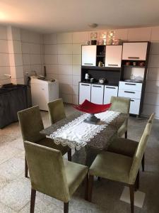 una cocina con mesa y sillas con sombrilla roja en Casa Iriri, en Anchieta