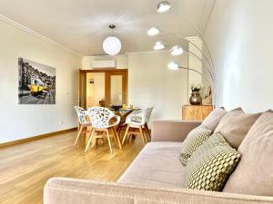 里斯本Modern & Spacious APT with River View的带沙发和桌子的客厅 更多37张照片