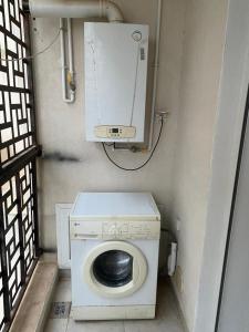 une petite salle de bains avec un lave-linge. dans l'établissement Coquette appartement sahloul 4, à Sousse