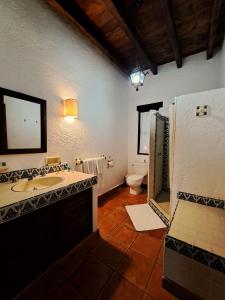 bagno con lavandino e servizi igienici di Areté a Tepoztlán
