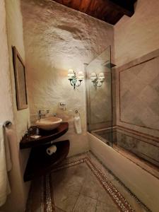 La salle de bains est pourvue d'un lavabo et d'une douche. dans l'établissement Areté, à Tepoztlán