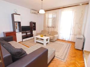 een woonkamer met een bank en een tv bij Ferienwohnung für 4 Personen ca 72 qm in Pula-Fondole, Istrien Istrische Riviera in Štinjan
