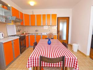 een keuken met een tafel met een rode en witte tafeldoek bij Ferienwohnung für 4 Personen ca 72 qm in Pula-Fondole, Istrien Istrische Riviera in Štinjan