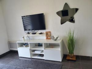 Televízia a/alebo spoločenská miestnosť v ubytovaní GK2night, appartement avec parking sous sol gratuit