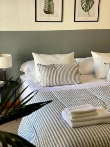 - une chambre avec un lit et des serviettes dans l'établissement Alegre, luminoso, con todos los detalles y cochera, à Mendoza
