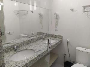 カルダス・ノバスにあるSpazzio diRomaのバスルーム(洗面台、トイレ付)