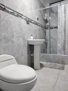 e bagno con servizi igienici, lavandino e doccia. di SHUMAQ YUNGAY - Depas a Yungay