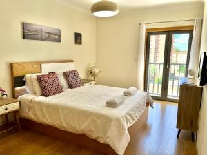 Modern & Spacious APT with River View客房内的一张或多张床位