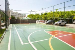 un campo da basket con canestro da basket di Apartamento Rio Das Ostras! 09 minutos Costa Azul a Rio das Ostras