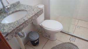 un bagno con un water bianco e un lavandino di Apartamento Rio Das Ostras! 09 minutos Costa Azul a Rio das Ostras Altre 30 foto