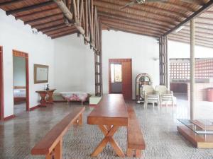 ein Wohnzimmer mit einem Holztisch und Stühlen in der Unterkunft Finca familiar privada para el descanso in Puerto Triunfo