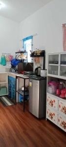 cocina con encimera, mesa y armarios en Homey Inn-Olango Island Staycation ,block 1 lot 15, en Lapu Lapu City