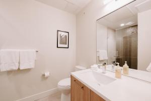 ein weißes Bad mit einem Waschbecken und einem WC in der Unterkunft Estudio Tranquilo Modern Loft - Zuni Lofts in Denver