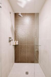 eine Dusche mit Glastür im Bad in der Unterkunft Estudio Tranquilo Modern Loft - Zuni Lofts in Denver