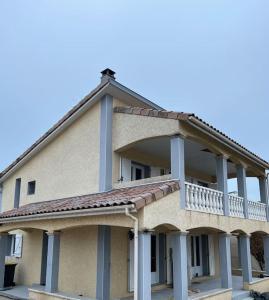 un edificio con balcón en la parte superior en Villa contemporaine avec piscine, en Romans-sur-Isère