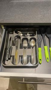 uma gaveta cheia de utensílios numa cozinha em L'Elégance 005 em Cambrai