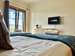 Modern & Spacious APT with River View客房内的一张或多张床位