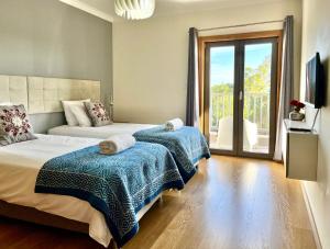 Modern & Spacious APT with River View客房内的一张或多张床位