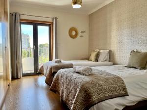 Modern & Spacious APT with River View客房内的一张或多张床位