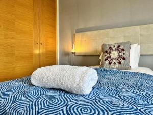 Modern & Spacious APT with River View客房内的一张或多张床位