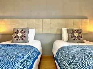 Modern & Spacious APT with River View客房内的一张或多张床位