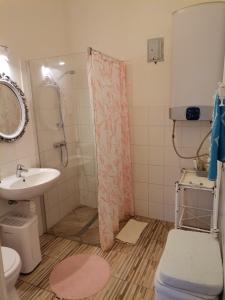 Ванная комната в Malomszeg Apartman