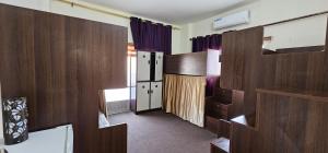 een kamer met een gang met een deur naar een kamer met een kamer bij Pizza Street Hostel in Aqaba