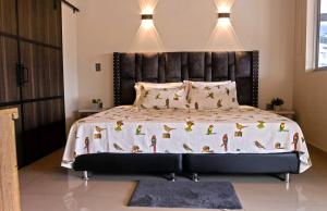 Cama o camas de una habitación en One of a Kind Beautiful Bello Loft 360' Views