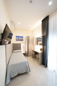 1 dormitorio con cama, escritorio y lavamanos en Hotel Auditorium, en Bari