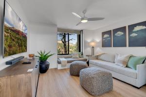 - un salon avec un canapé et une table dans l'établissement Painted Red Rock Skies with 180 degree Panoramic Views, Private Pool & Hot Tub!, à Sedona