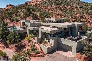 - une vue aérienne sur une maison avec une montagne dans l'établissement Painted Red Rock Skies with 180 degree Panoramic Views, Private Pool & Hot Tub!, à Sedona