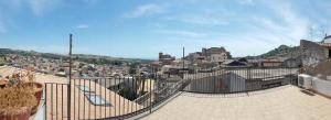 - Vistas a la ciudad desde la parte superior de un edificio en B&B Gioiosa e Delia, en Gioiosa Ionica