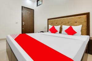 A bed or beds in a room at Super OYO Flagship King Star Residency