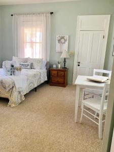 1 dormitorio con cama, mesa y escritorio en The Mayor's Suite @ The Historic Kanab Inn, en Kanab