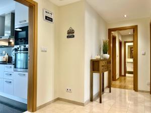 Modern & Spacious APT with River View的厨房或小厨房