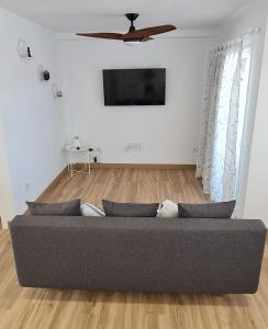 um sofá numa sala de estar com tecto em Apartamento Caletillas em Candelaria