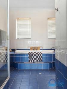 uma casa de banho com uma banheira e uma toalha xadrez em Tuscan Escape in Wannanup em Wannanup