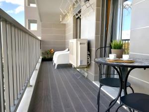 里斯本Modern & Spacious APT with River View的公寓的阳台配有桌椅。