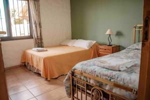 een slaapkamer met 2 bedden en een raam bij Casa de Campo Kagua Kolke 8Pax By Inside in Tupungato