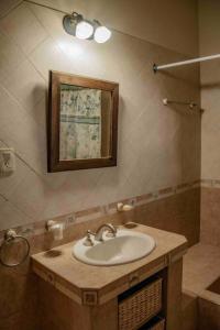 een badkamer met een wastafel en een spiegel bij Casa de Campo Kagua Kolke 8Pax By Inside in Tupungato