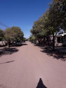 een lege straat met bomen aan de zijkanten van een weg bij Alojamiento Kasik sakat in Sebastián Elcano