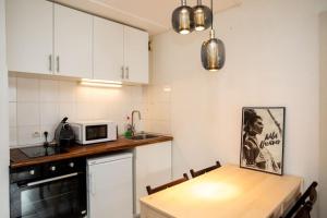 A kitchen or kitchenette at Charmant appartement au centre
