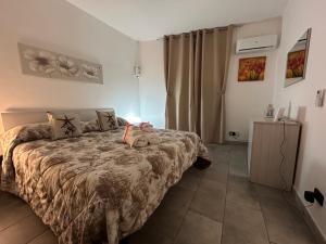 une chambre avec un lit dans une pièce dans l'établissement Ciccio's House, à Palerme