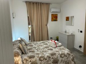 une chambre avec un lit et une commode dans l'établissement Ciccio's House, à Palerme